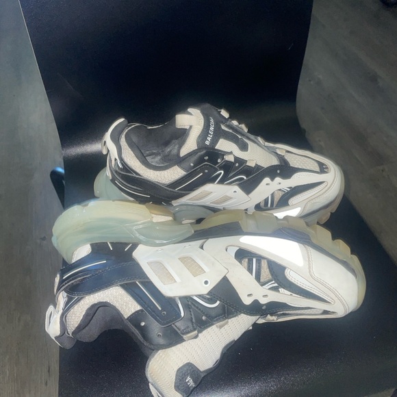 Needs a pair of laces, bottom discoloration, needs insoles as well. Minor fixes. - Picture 2 of 3